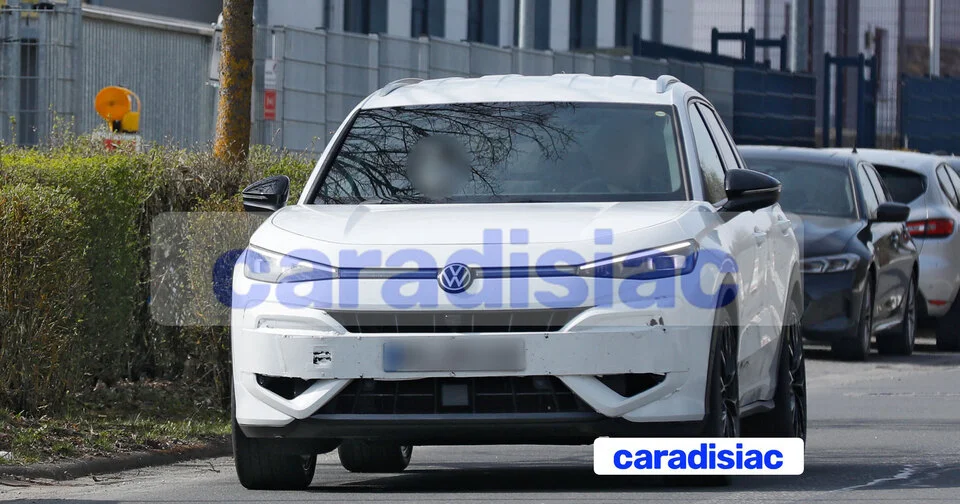 Phase de tests pour la version sportive du SUV T-Roc, le Volkswagen T-Roc R est sur le circuit du Nürburgring. Le SUV VW est à l’attaque !