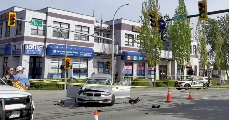 Avec sa BMW, il expédie une moto sur un feu tricolore