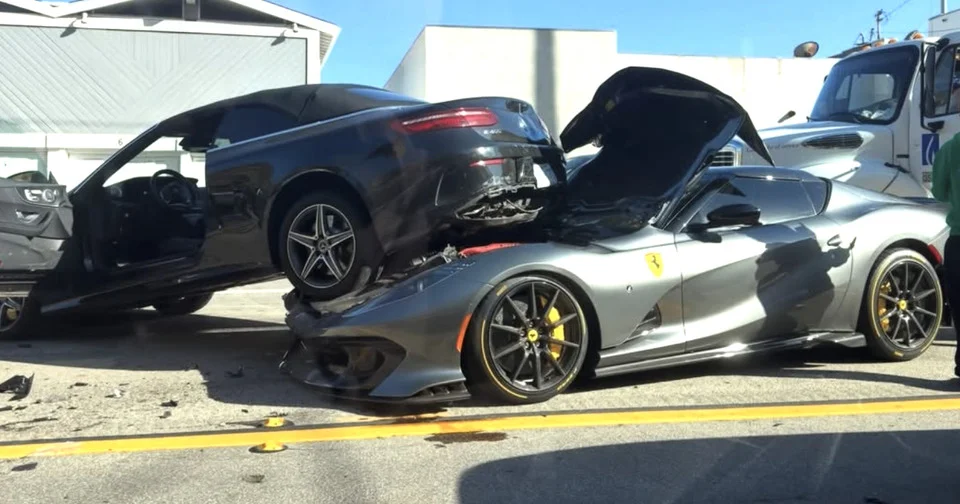 Une Ferrari 812 Competizione Aperta soulève une Mercedes cabriolet