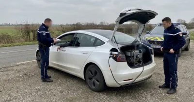 Des gendarmes qui verbalisent une Tesla branchée à un générateur diesel dans le coffre ? Evidemment, c’est n’importe quoi