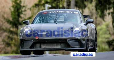 Afin de remplacer sa Porsche GT4 CS, la marque allemande prépare une Porsche 911 GT4. Celle-ci arrivera en série et en compétition en 2027.