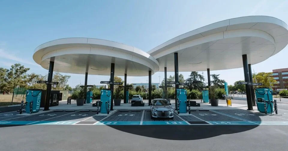 Electra promet une recharge ultra rapide moins chère qu’à domicile, vraiment ?