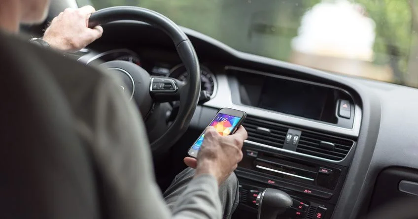 Téléphone au volant : ce qui est interdit et ce qui ne l’est pas