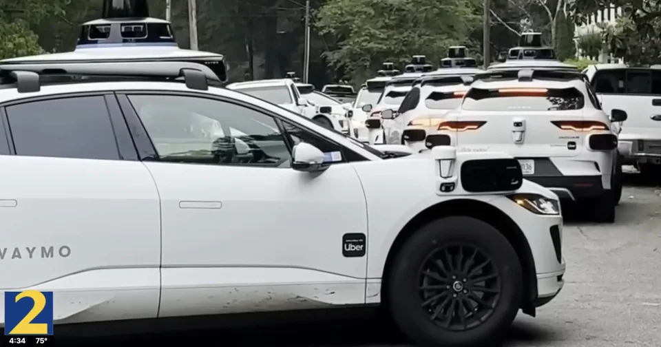 Une cinquantaine de voitures autonomes Waymo causent le chaos dans des voies sans issue