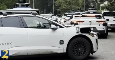 Une cinquantaine de voitures autonomes Waymo causent le chaos dans des voies sans issue