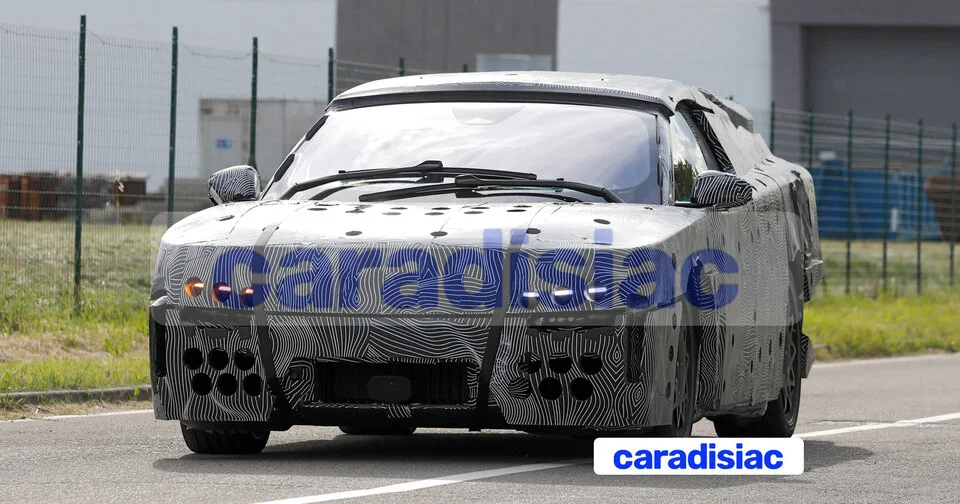 Toujours vêtue d’un épais camouflage, la future voiture électrique Ferrari Luce, poursuit ses essais à Maranello.