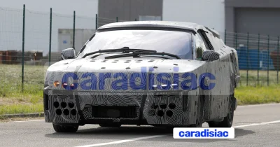 Toujours vêtue d’un épais camouflage, la future voiture électrique Ferrari Luce, poursuit ses essais à Maranello.