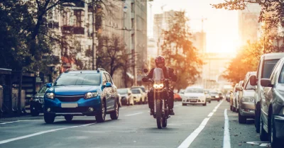 Ce que l’auto pourrait apprendre de la moto