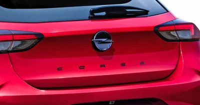 La future Opel Corsa 7 uniquement électrique n’existe plus. Opel revoit sa copie et l’Opel Corsa 7 aura droit aussi à des moteurs thermiques.