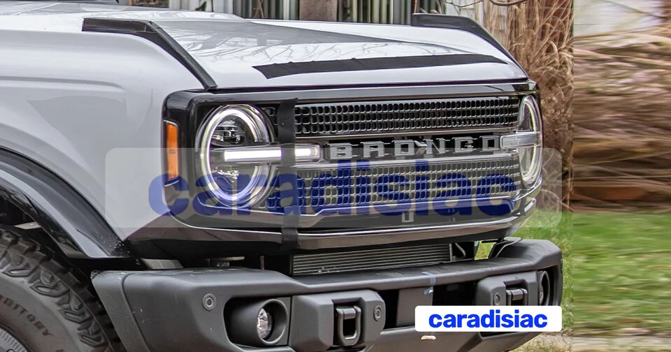 En programmant l’arrivée d’une motorisation hybride sous son capot, le légendaire Ford Bronco s’offre dans le même temps un restylage de mi-carrière.