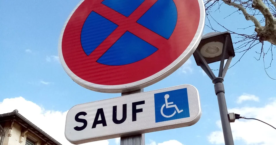 Amputée des quatre membres, elle prend une amende pour s’être garée sur une place réservée aux handicapés