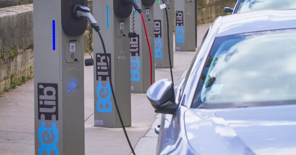 Le succès des bornes de recharge parisiennes va-t-il siffler la fin des voitures ventouses ?