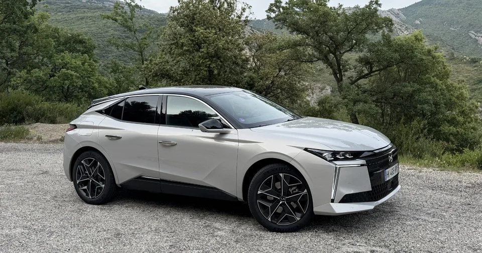 La DS N°4 Plug-In grimpe à 240 chevaux et coûte le prix d'une Allemande