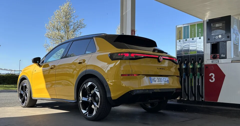 À votre avis, pourquoi la trappe à carburant est souvent située côté passager ?