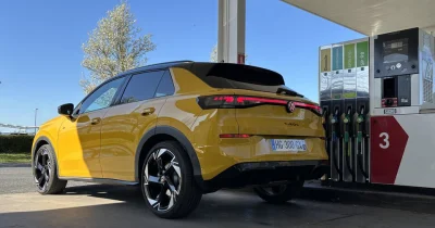 À votre avis, pourquoi la trappe à carburant est souvent située côté passager ?
