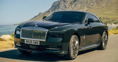 Contrairement à la Ferrari Luce, la nouvelle Rolls-Royce Spectre Series II conserve une technologie électrique « à l’ancienne »