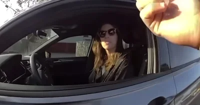 Un policier lui met une amende pour usage du téléphone de la main droite… alors que la conductrice ne possède pas de main droite