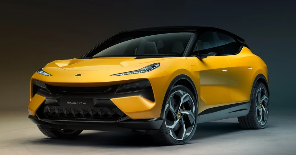 En plein boom de l'électrique, Lotus revient au thermique avec son SUV Eletre X et prépare un bloc V8