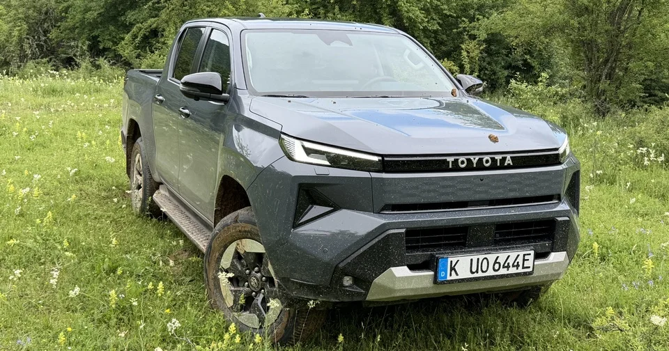 Nos premières impressions au volant de l’intrigant nouveau Toyota Hilux, désormais électrique ou diesel