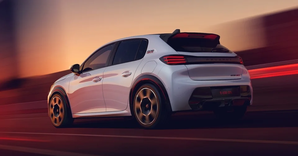 La Peugeot E-208 GTI devient la citadine électrique la plus performante du marché (et la plus chère)
