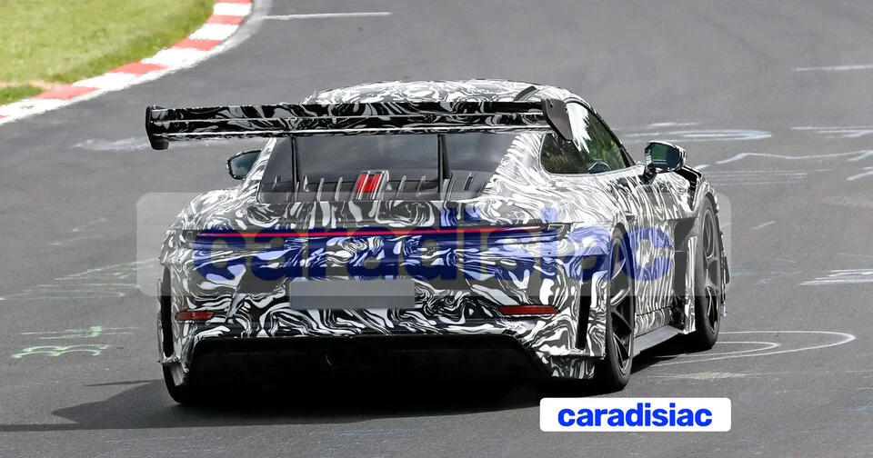Un nouveau camouflage pour la très performante Porsche 911 GT3 RS restylée qui s’entraîne sur le circuit de Nürburgring.