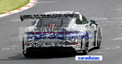 Un nouveau camouflage pour la très performante Porsche 911 GT3 RS restylée qui s’entraîne sur le circuit de Nürburgring.