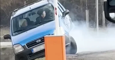 Un papy pied au plancher dans sa citadine en mauvaise posture, déterminé à faire hurler le moteur pour s’en sortir