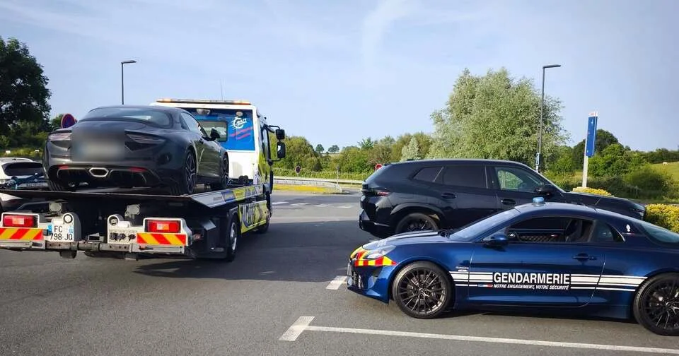 Au Mans, l’Alpine des gendarmes intercepte une… Alpine qui repartait des 24 Heures à haute vitesse