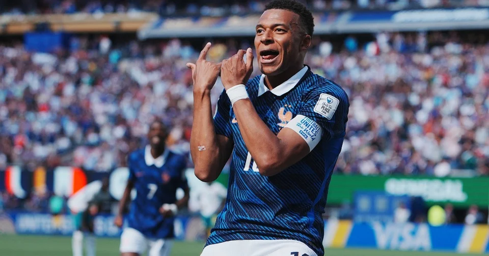 Le jeune conducteur Kylian Mbappé roule dans une voiture électrique qui se conduit sans les mains
