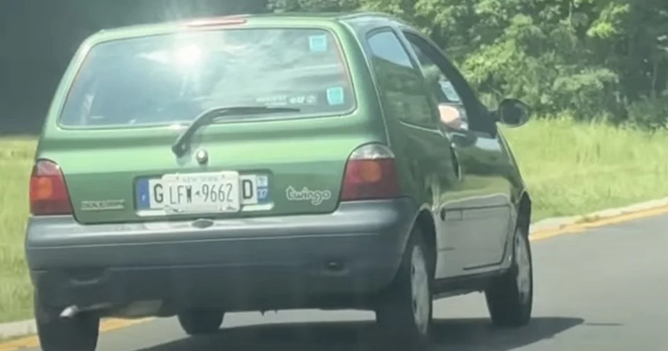 Des touristes français hallucinent en se faisant doubler par une vieille Twingo aux Etats-Unis !