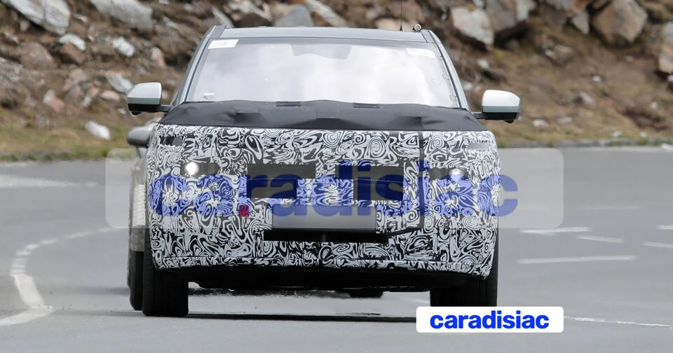 C’est dans les Alpes que la prochaine génération du crossover Hyundai Kona participe à des essais de validation en vue d’un lancement en 2027.