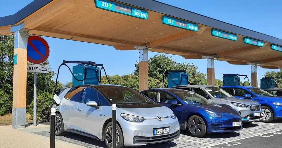L’État s’impose le 100 % électrique pour mieux le faire accepter aux autres