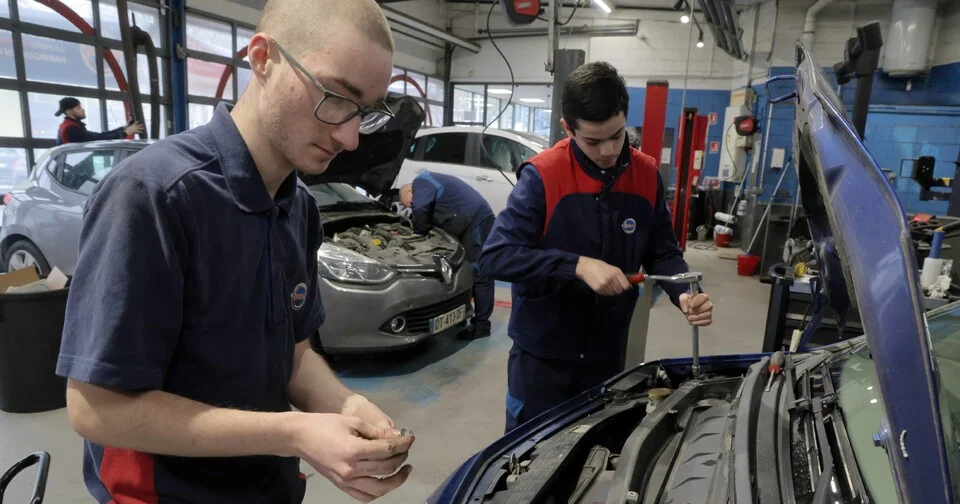 Pour quelles raisons les garagistes sont-ils submergés avant les départs en vacances ?
