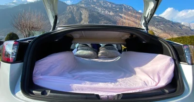 « C’est moins cher que l’hôtel » : peut-on vraiment dormir dans sa Tesla pour fuir la canicule ?