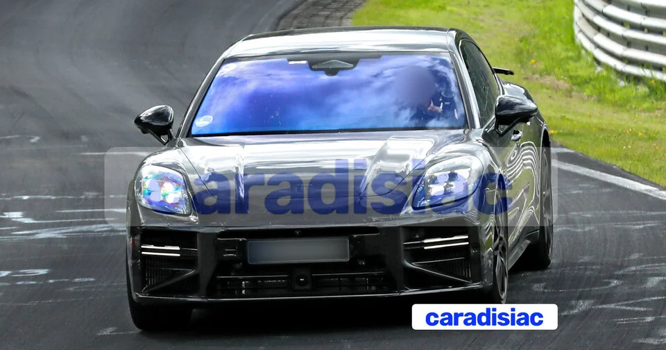 Afin de donner un coup de jeune à sa berline, Porsche va faire bénéficier la Porsche Panamera d’un petit lifting l’année prochaine.