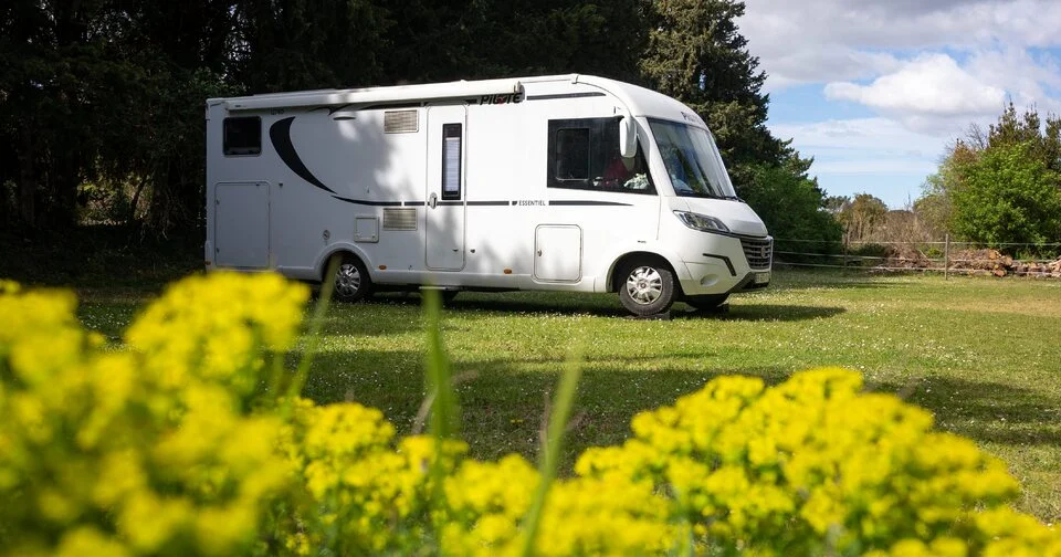 Camping sophistiqué, halte chez l’habitant ou en pleine nature ? La chasse aux spots de l’été est ouverte pour les fans de la vanlife
