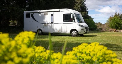 Camping sophistiqué, halte chez l’habitant ou en pleine nature ? La chasse aux spots de l’été est ouverte pour les fans de la vanlife