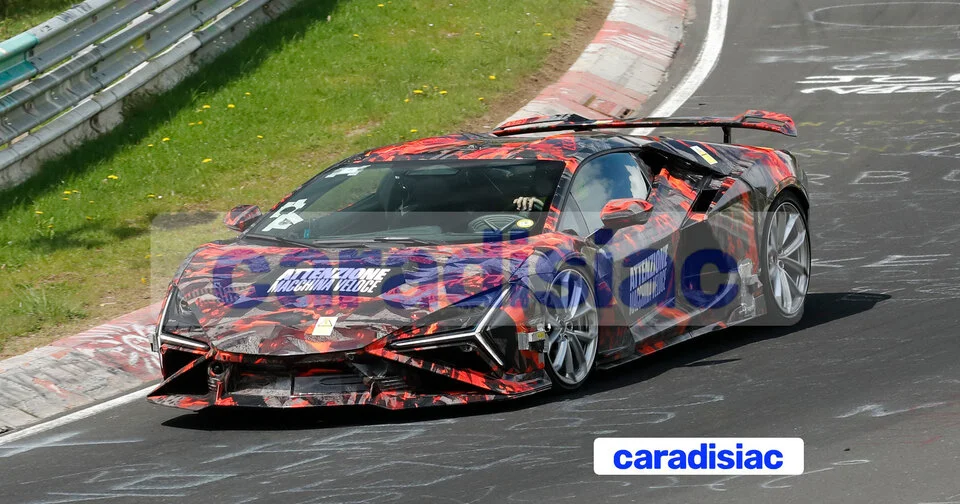 Avec son camouflage particulier et l’inscription sur son capot avant, la future Lamborghini Revuelto SV ne passe pas inaperçue