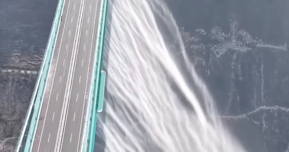 Ce pont chinois devient par accident avec sa cascade une attraction touristique