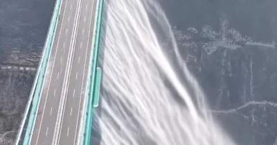 Ce pont chinois devient par accident avec sa cascade une attraction touristique