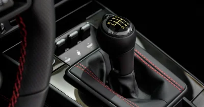 Vous voulez rester en bonne santé mentale ? Conduisez une voiture à boîte manuelle, c’est la science qui le dit