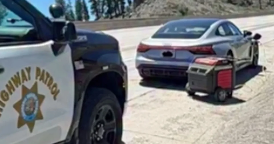 Des policiers se moquent gentiment d’un propriétaire d’Audi électrique, obligé de recharger sa voiture avec un groupe électrogène