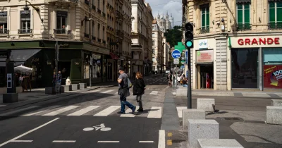 Petit à petit, les voitures refont leur nid dans le centre-ville de Lyon
