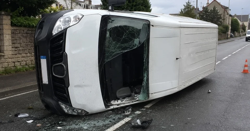 Un livreur s'amuse à conduire sur la terre et filmer au téléphone en même temps puis se couvre de ridicule