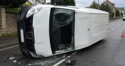 Un livreur s'amuse à conduire sur la terre et filmer au téléphone en même temps puis se couvre de ridicule