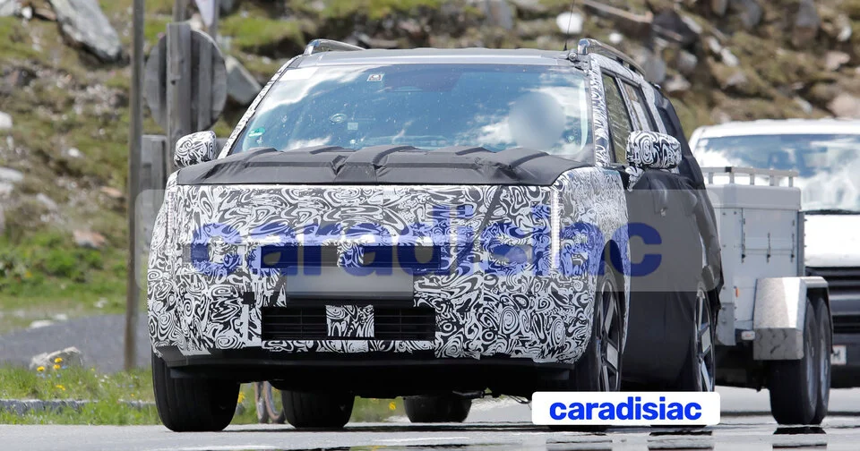 La marque coréenne Hyundai prépare un restylage de son grand SUV Hyundai Santa Fe. Ce lifting de mi-carrière devrait être conséquent !