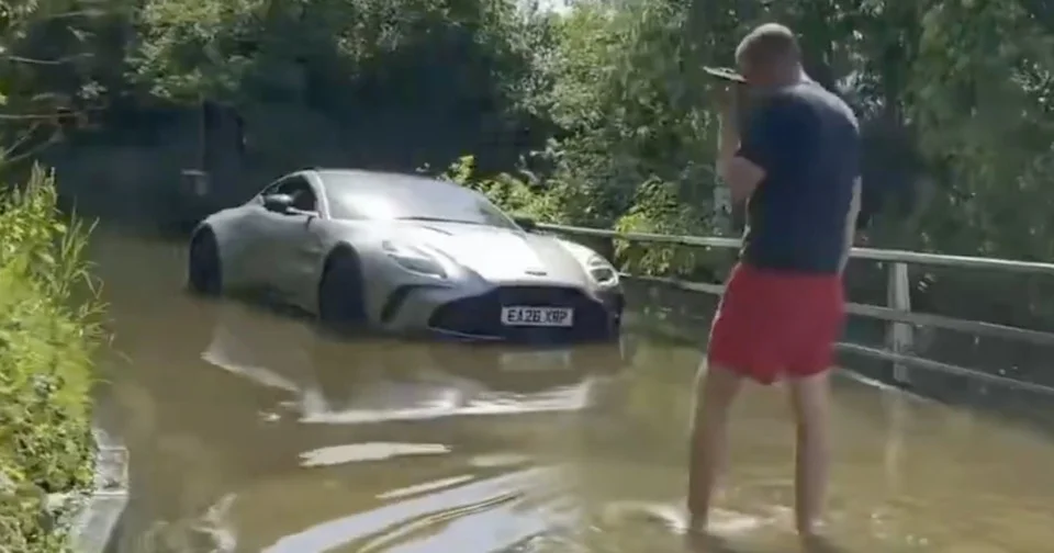 Il perd son Aston Martin Vantage en tentant de traverser une route inondée