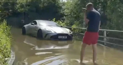 Il perd son Aston Martin Vantage en tentant de traverser une route inondée