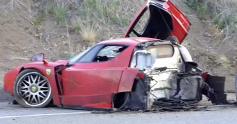 Vingt ans après avoir détruit sa Ferrari Enzo, il réclame désormais qu’on la lui rende