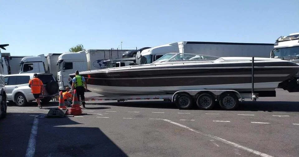 Pourquoi les gendarmes n’ont pas laissé passer ce Canadien qui tractait son bateau sur l’autoroute